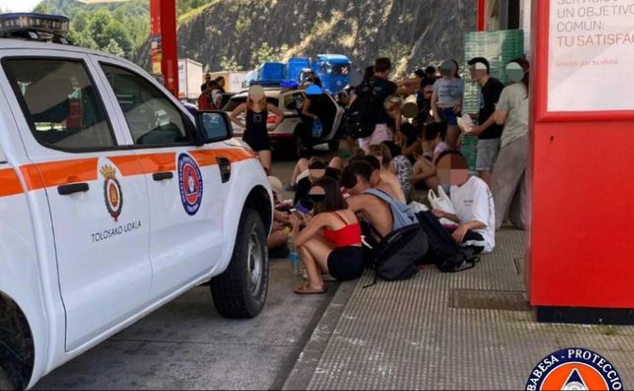 Los adolescentes catalanes descansaron en la estación de servicio de Pagozelai. 