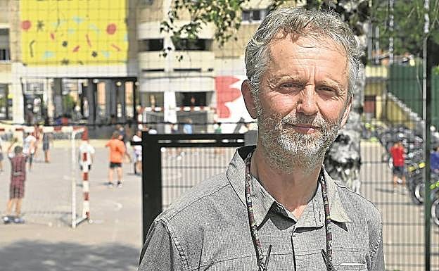 Iñaki Urteaga, en el patio de la ikastola Laskorain de Tolosa.