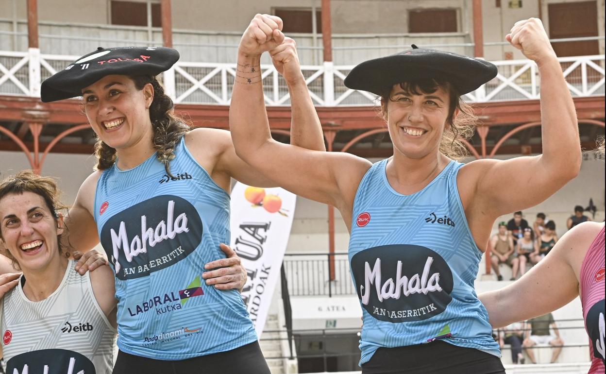 Arruti y Arbelaitz celebran su triunfo, este sábado en la plaza de toros de Tolosa. 