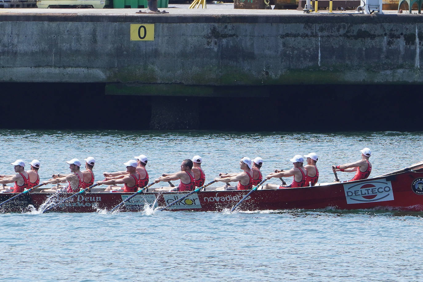 Fotos: Primeras banderas para Arkote y Hondarribia