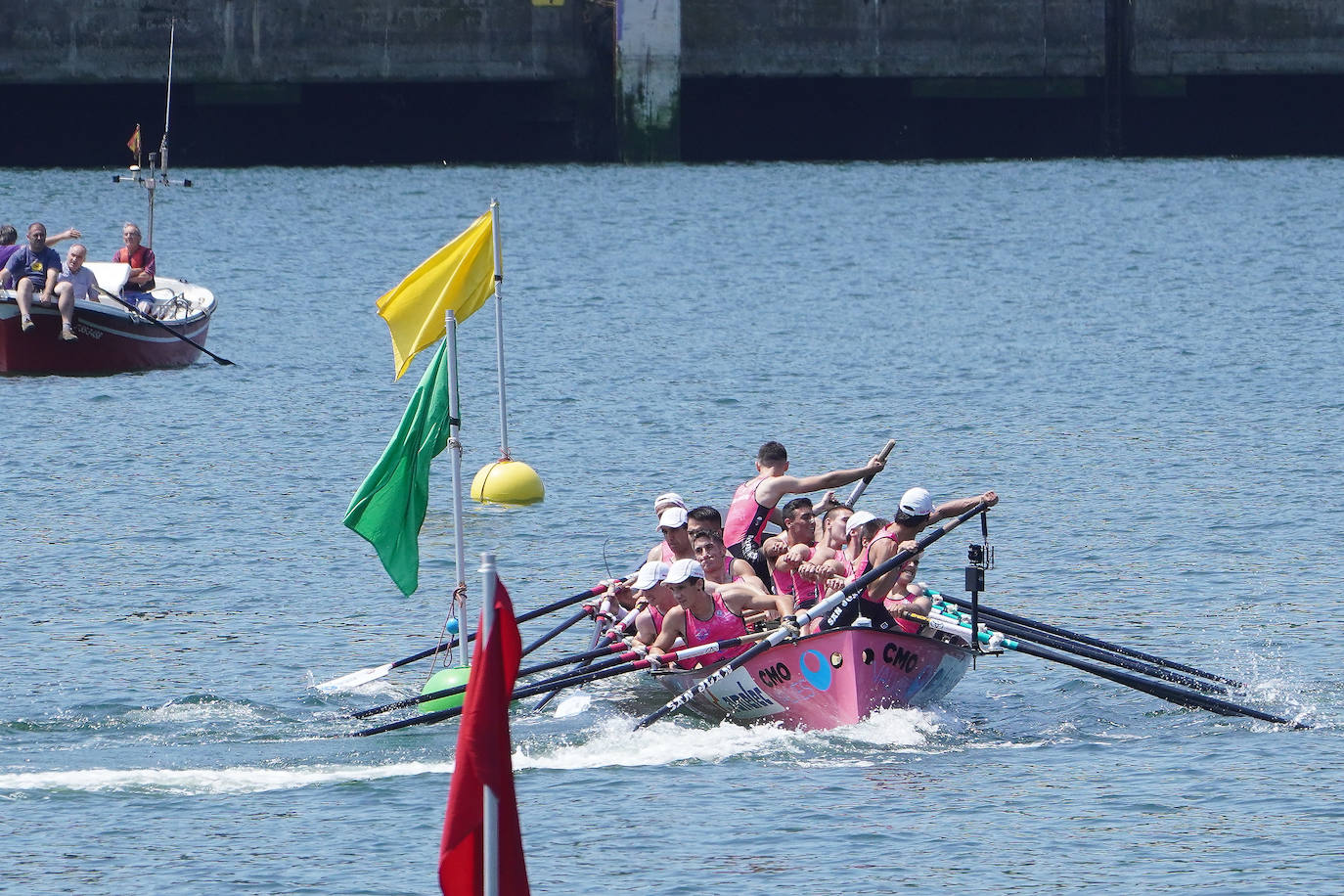 Fotos: Primeras banderas para Arkote y Hondarribia