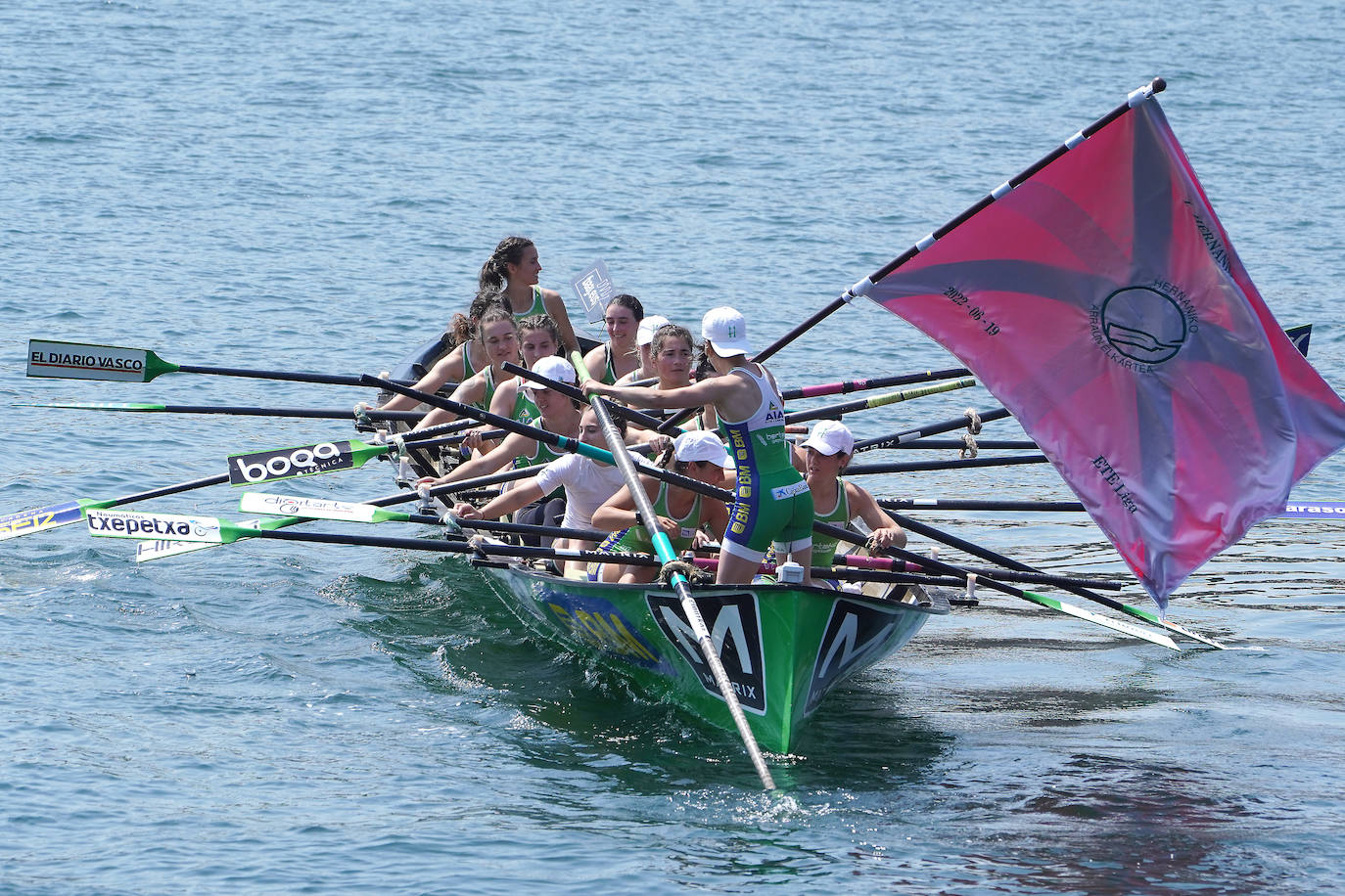 Fotos: Primeras banderas para Arkote y Hondarribia