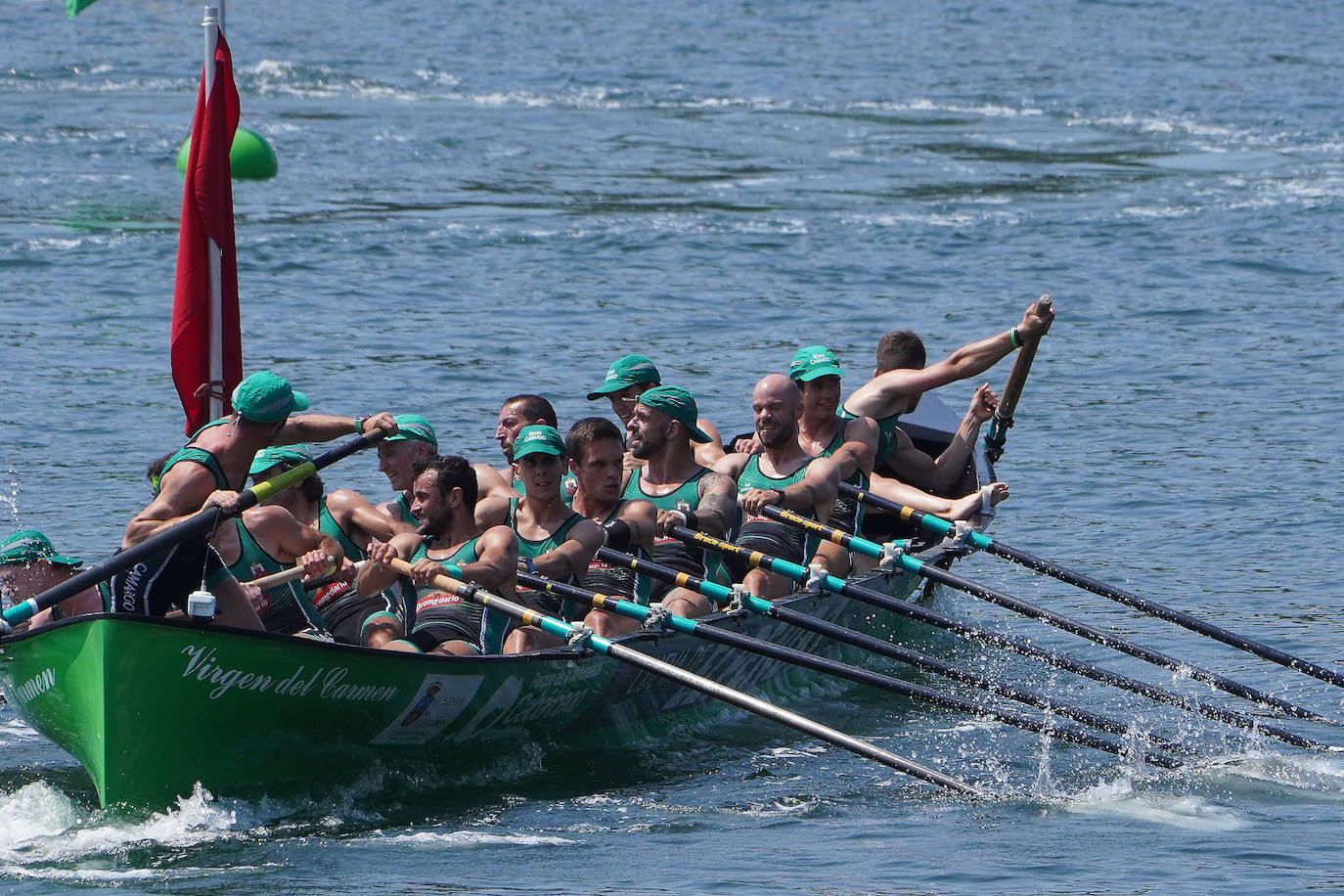 Fotos: Primeras banderas para Arkote y Hondarribia