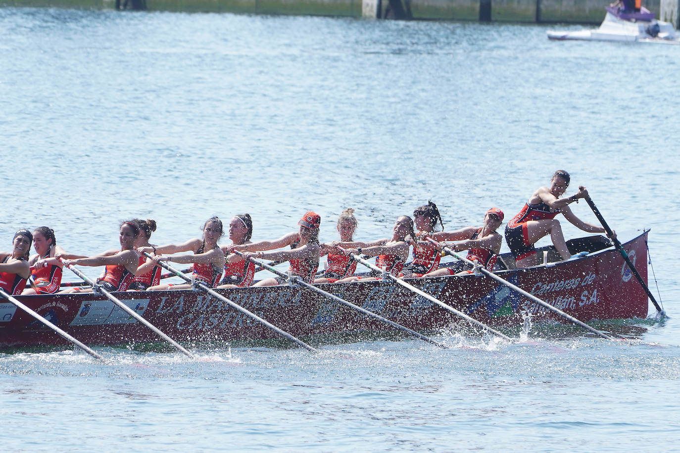 Fotos: Primeras banderas para Arkote y Hondarribia
