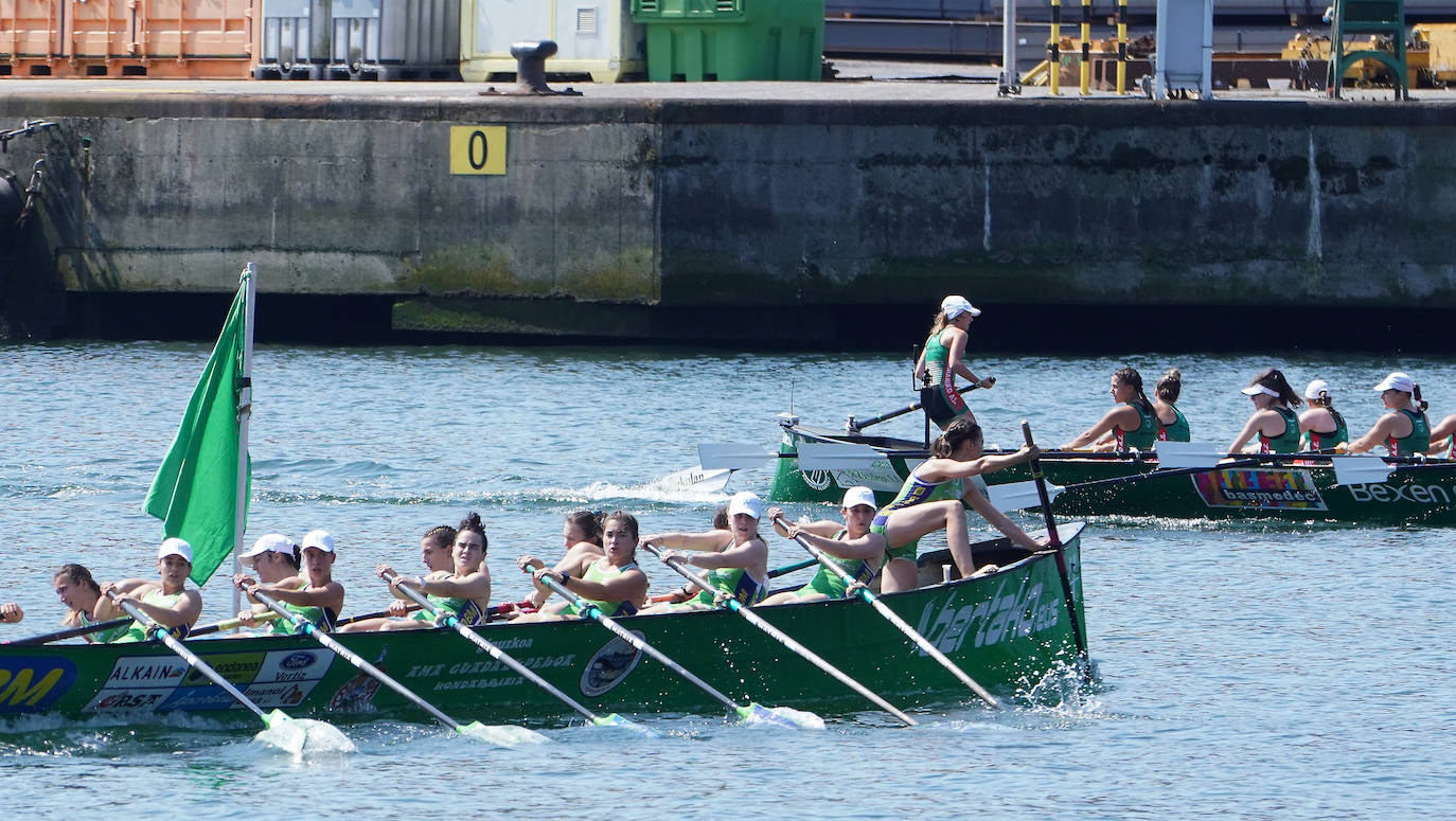Fotos: Primeras banderas para Arkote y Hondarribia