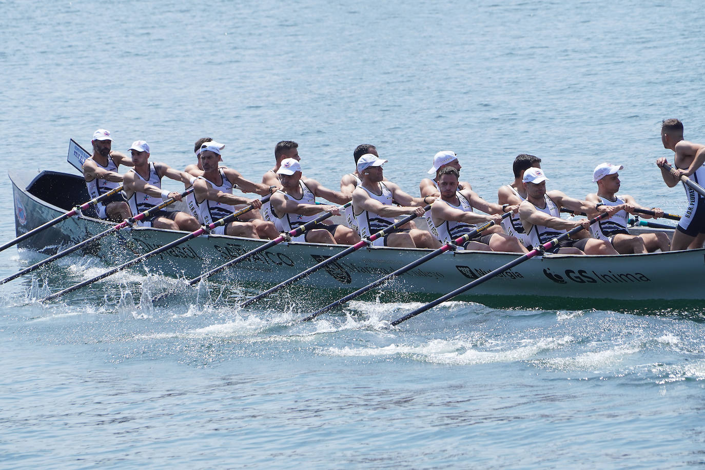 Fotos: Primeras banderas para Arkote y Hondarribia