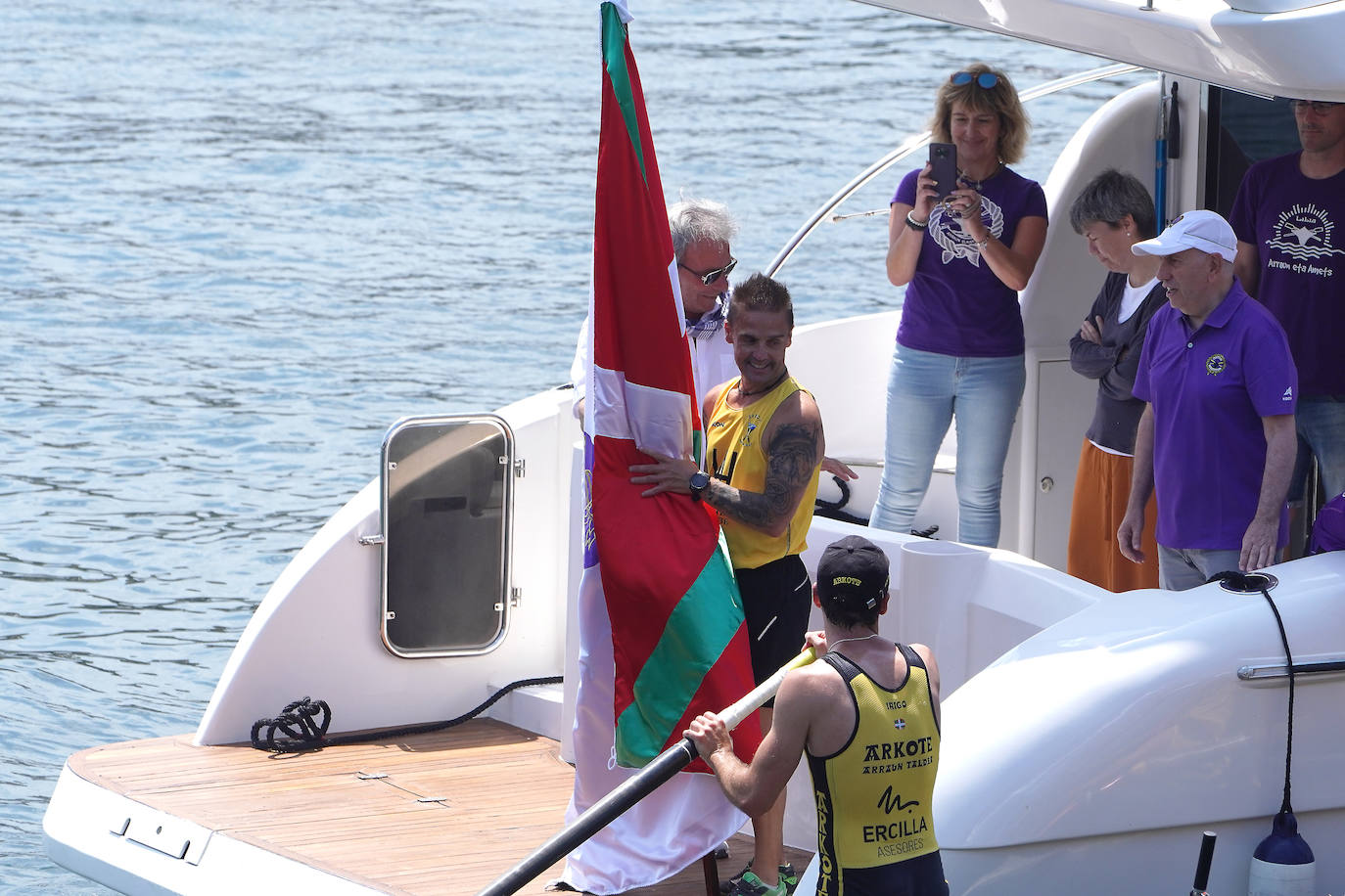 Fotos: Primeras banderas para Arkote y Hondarribia