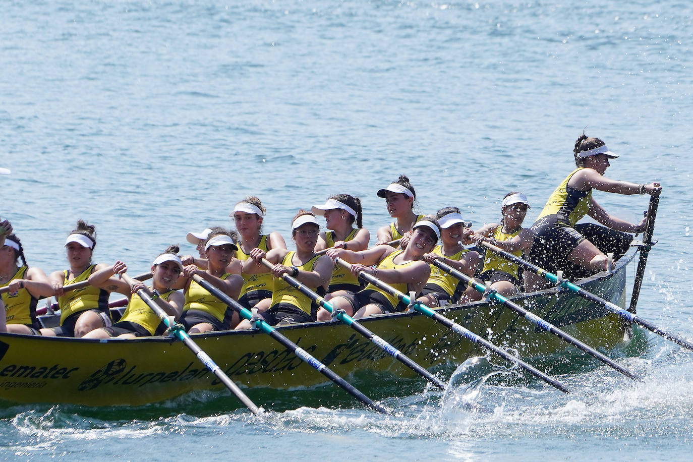 Fotos: Primeras banderas para Arkote y Hondarribia