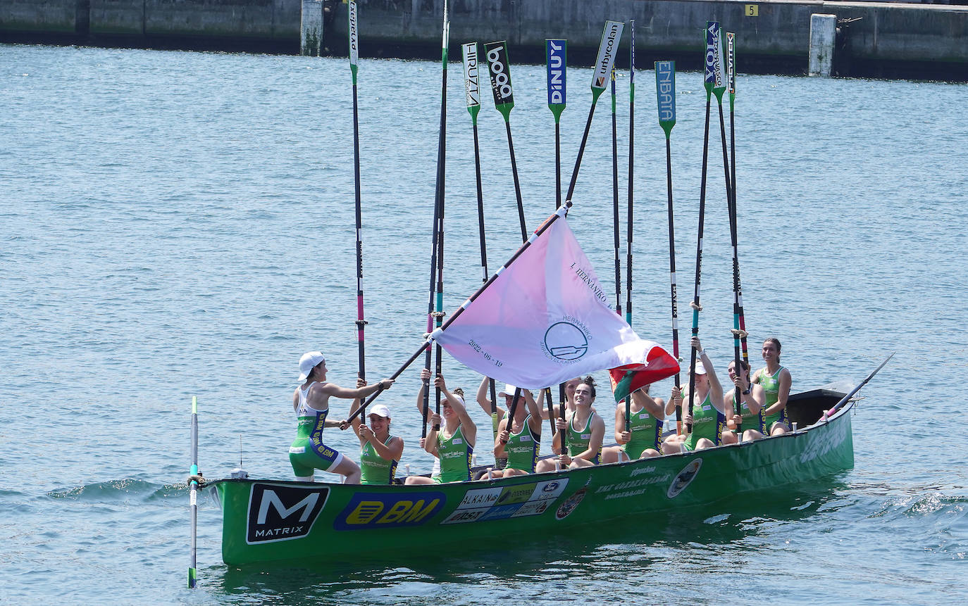 Fotos: Primeras banderas para Arkote y Hondarribia