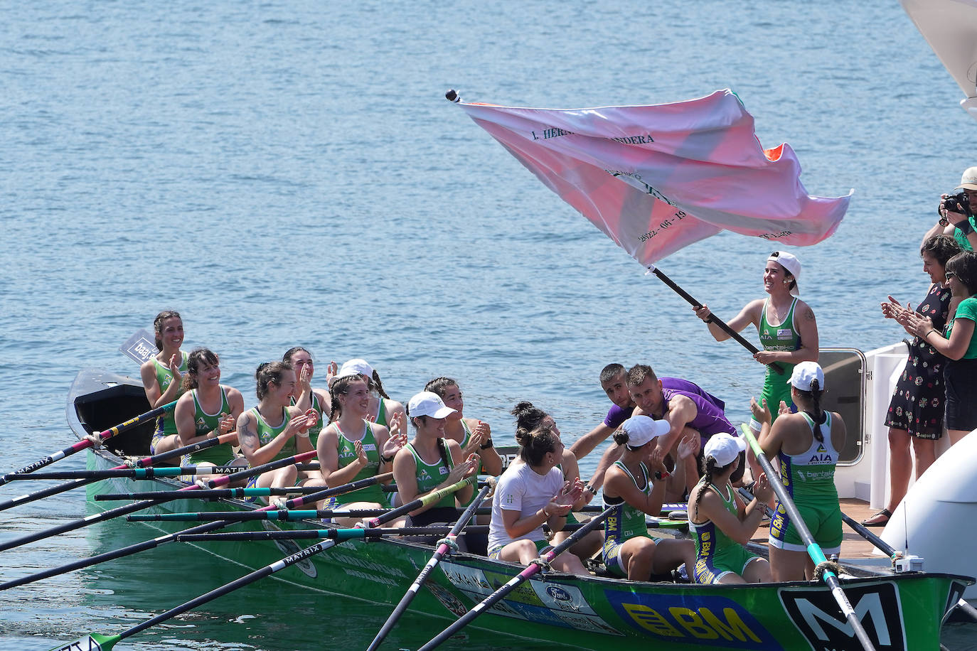 Fotos: Primeras banderas para Arkote y Hondarribia