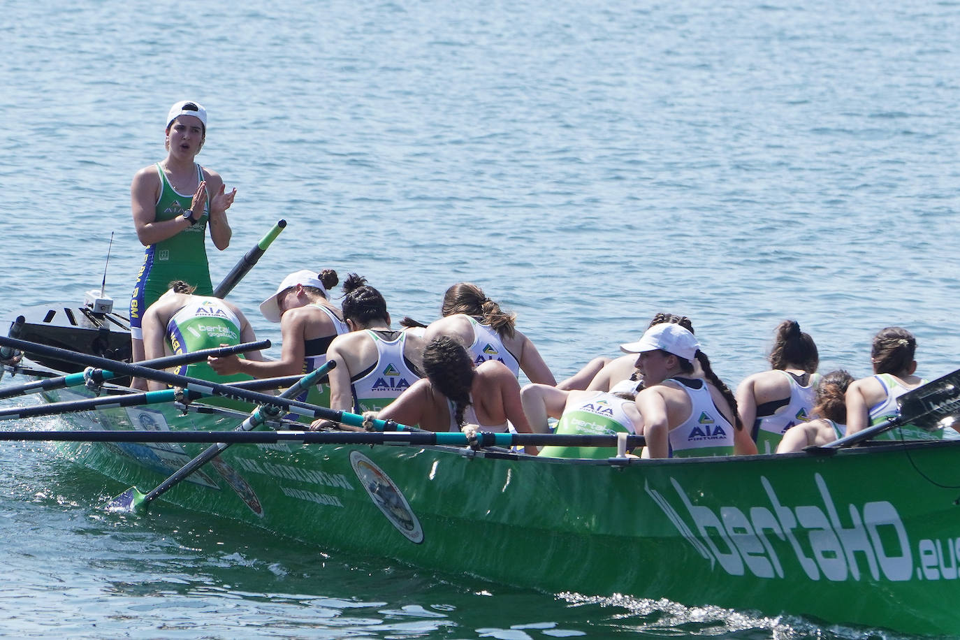 Fotos: Primeras banderas para Arkote y Hondarribia