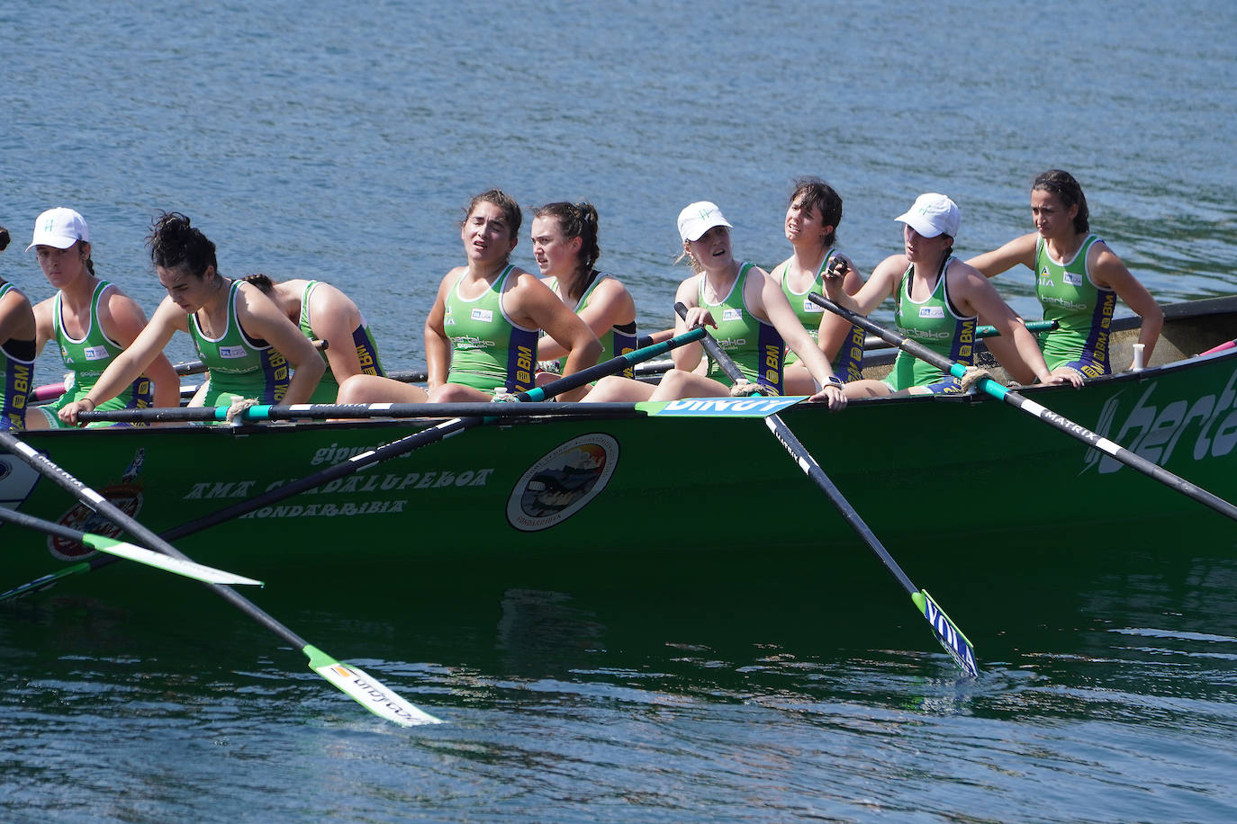 Fotos: Primeras banderas para Arkote y Hondarribia