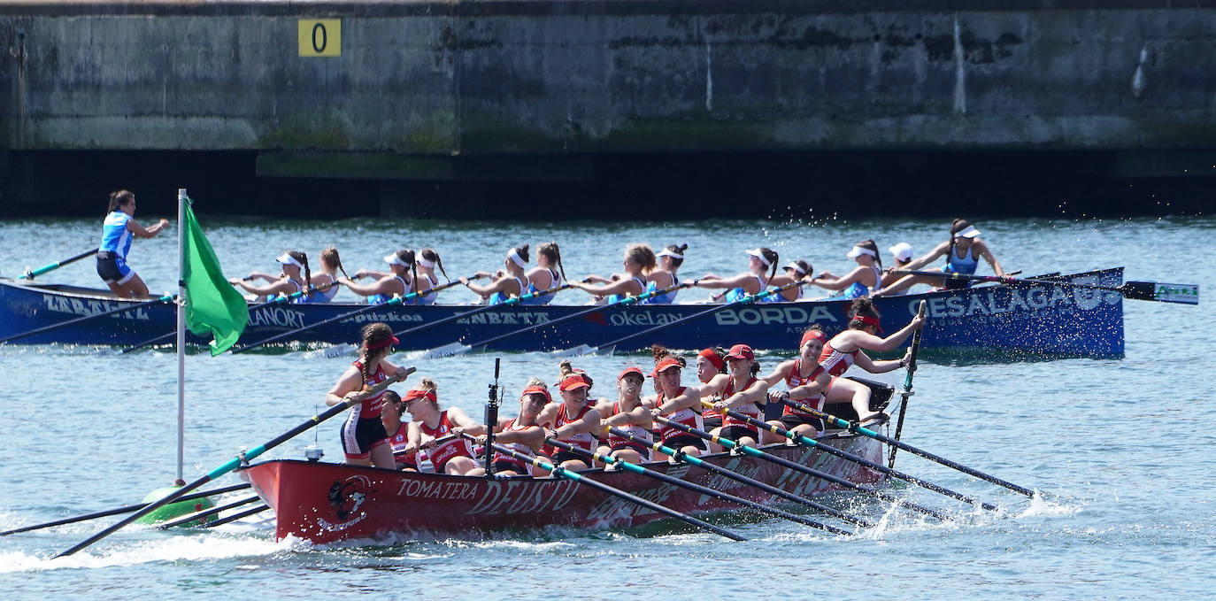 Fotos: Primeras banderas para Arkote y Hondarribia