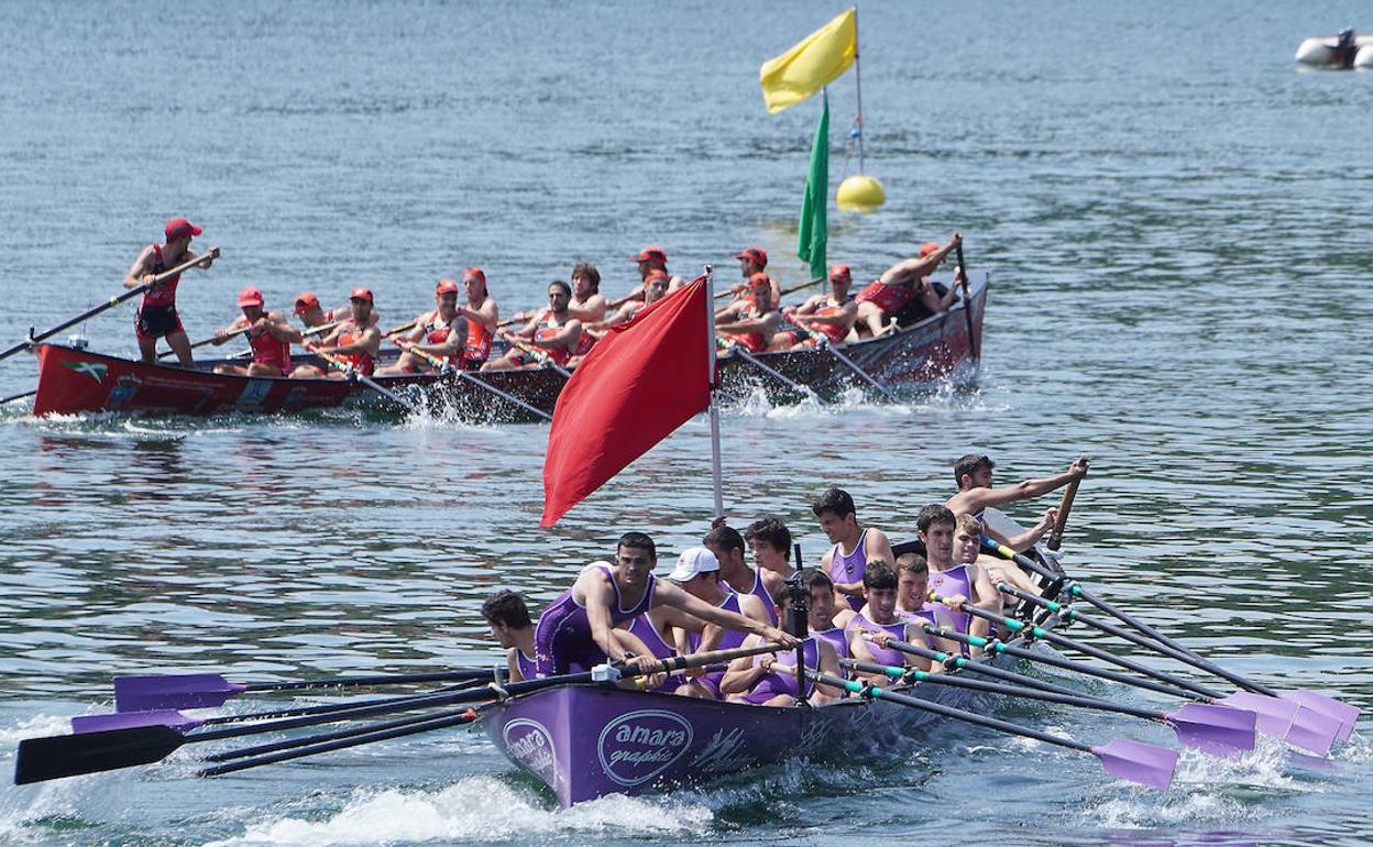 San Pedro toma la delantera a Castro en una de las ciabogas este domingo en Pasaia. 