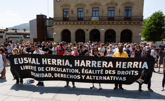 Cientos de personas se movilizan en Irun y Donostia para denunciar la última muerte en el Bidasoa