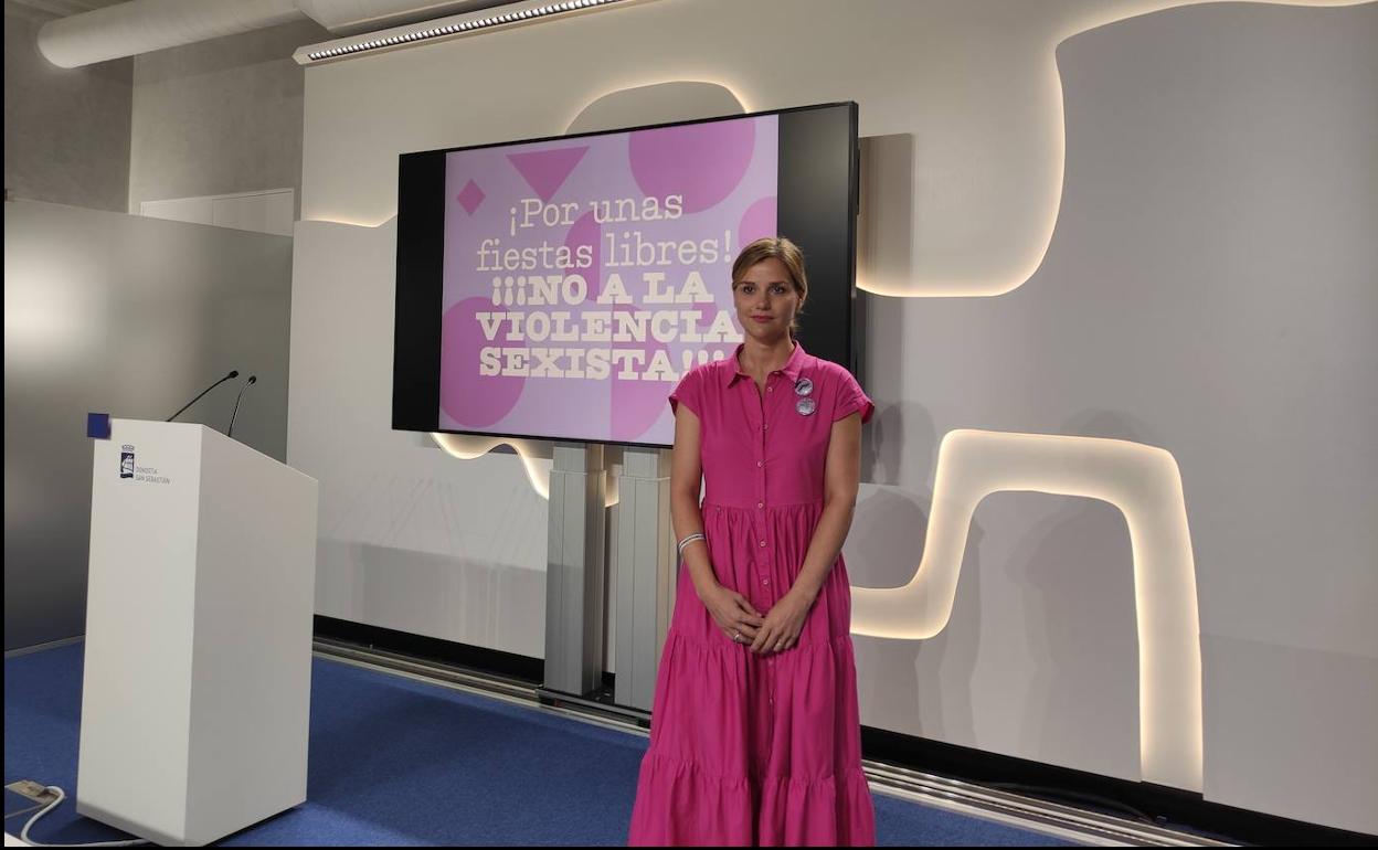 La concejal de Igualdad, Ane Oyarbide, ha presentado la campaña contras las agresiones machistas en Donostia