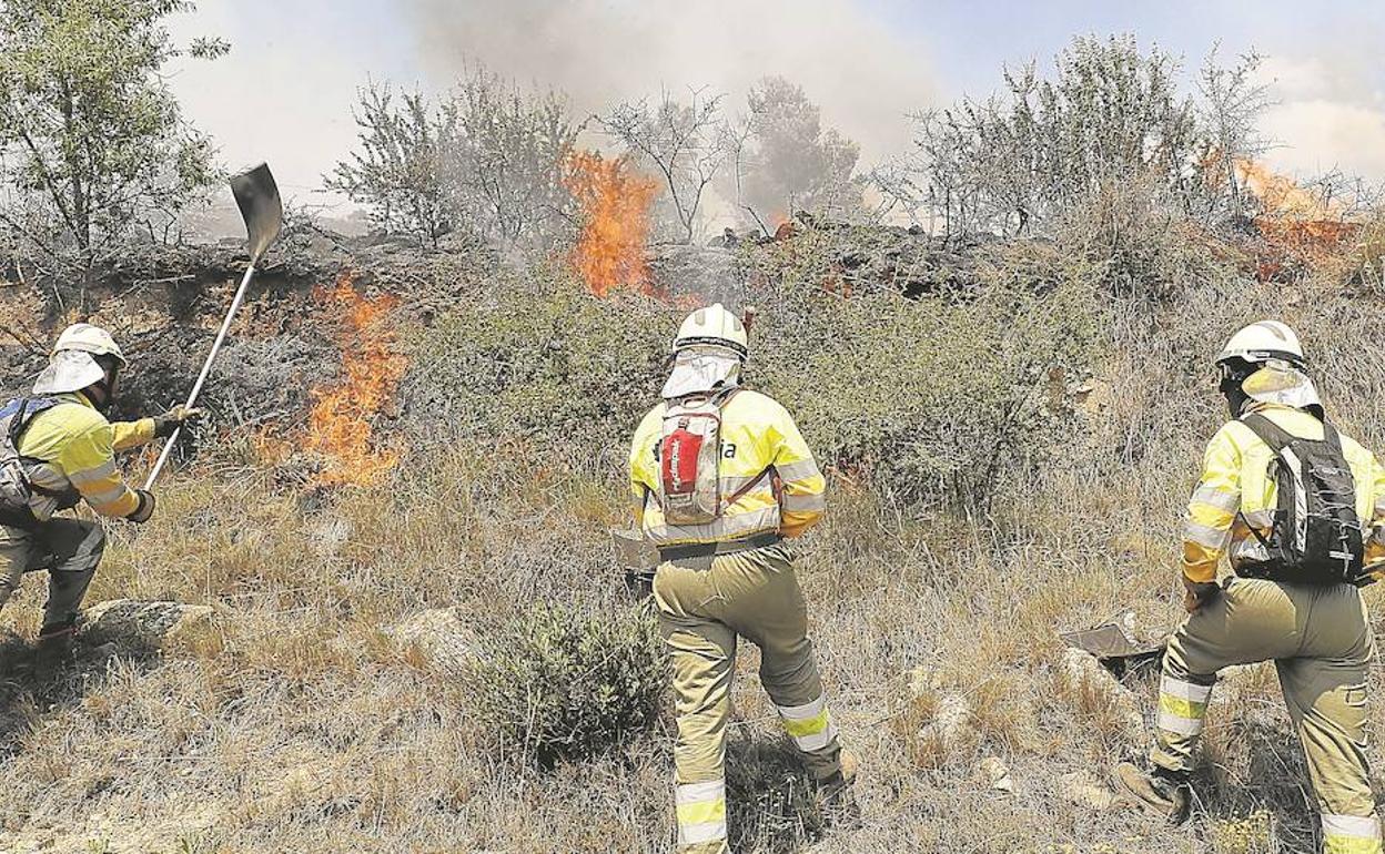 Los bomberos trabajan en la extinción del incendio desatado en San Martín de Unx. 