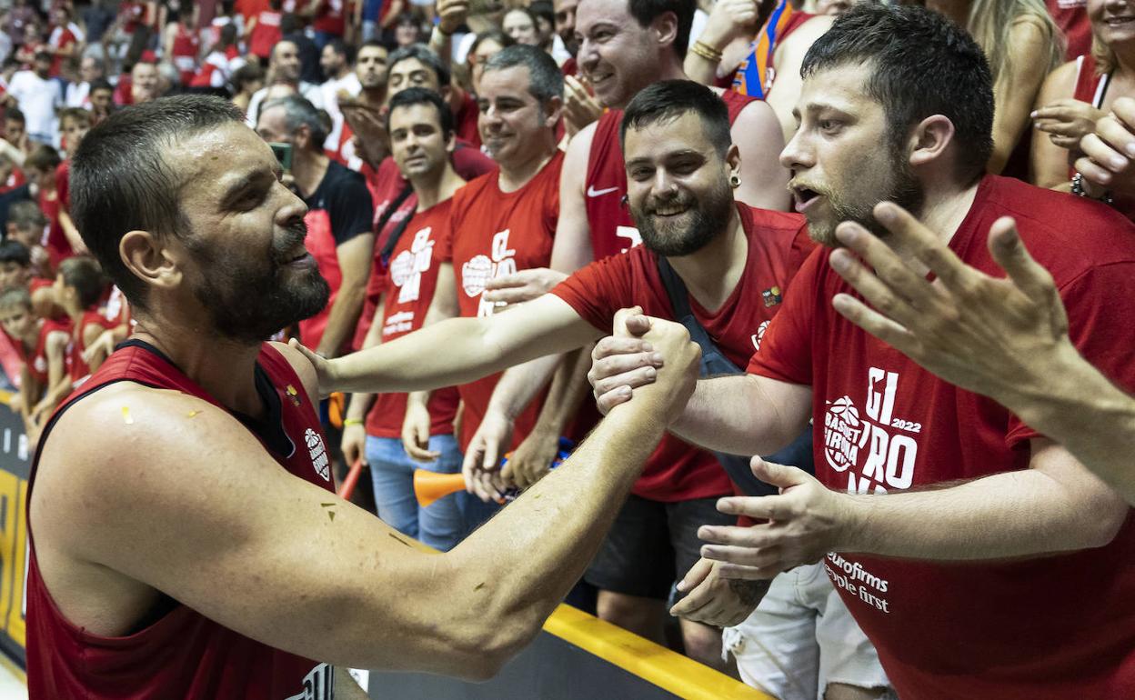 La afición del Girona felicita y da las gracias a Marc Gasol tras la consecución del ascenso a la Liga ACB.