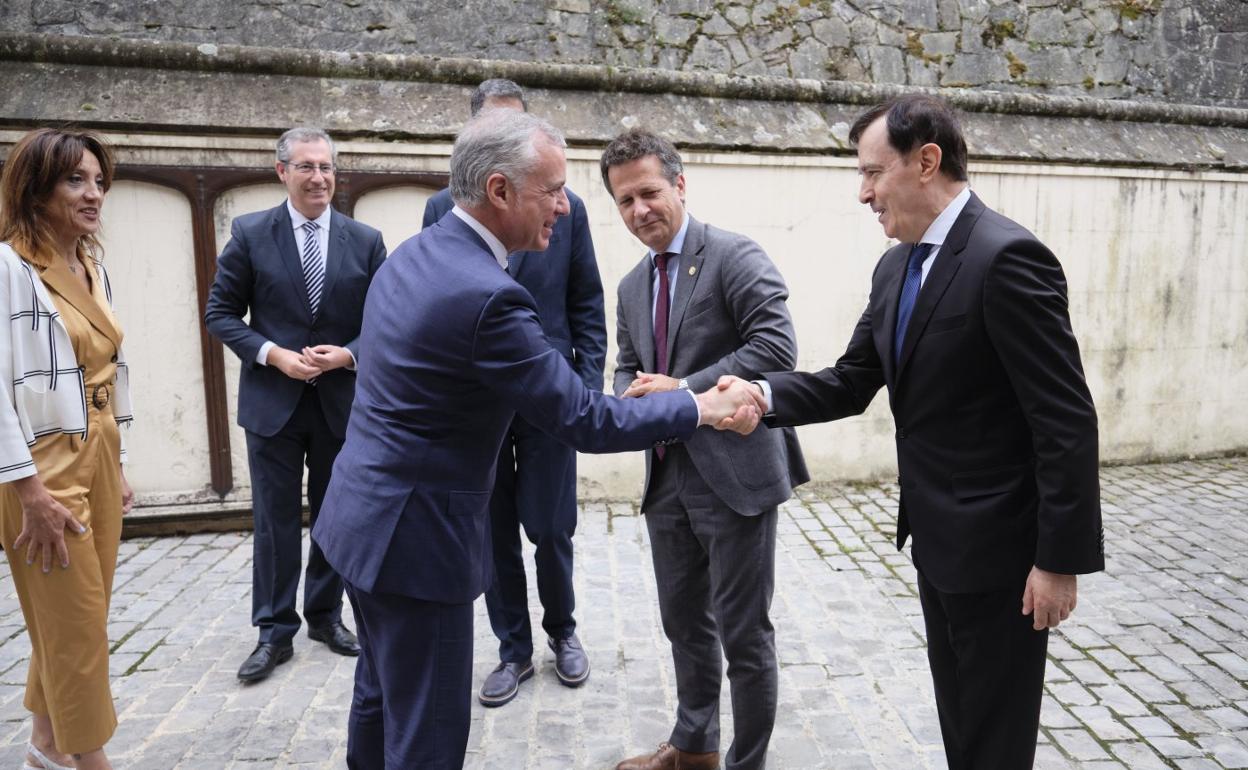 Urkullu estrecha la mano a Pardo, en presencia de Ferreira, Olano, Goia (semitapado) y Bildarratz. 