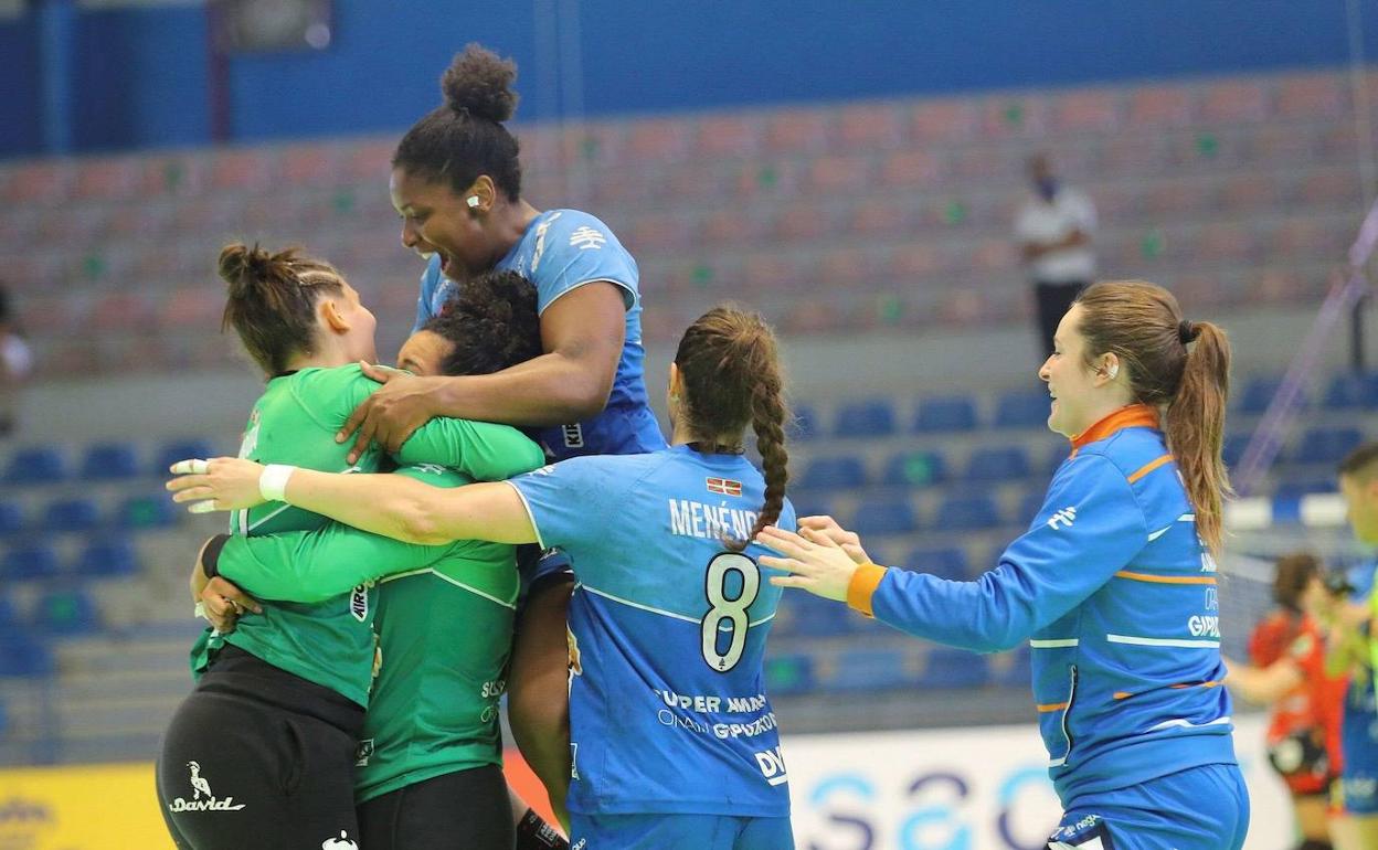 Las jugadoras del Super Amara Bera Bera celebran una victoria