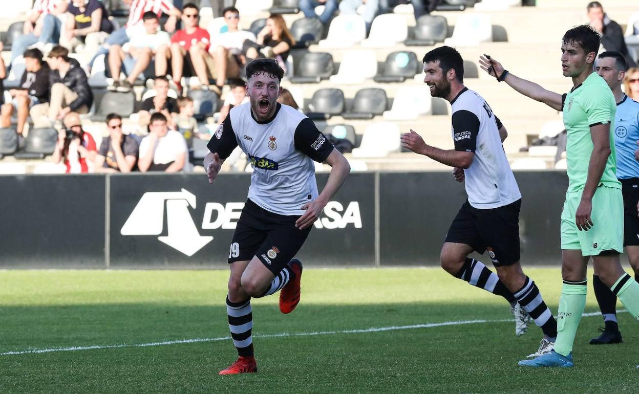 Alejandro Barbu celebra un gol. El central no seguirá al finalizar su cesión por parte del Alcorcón. 