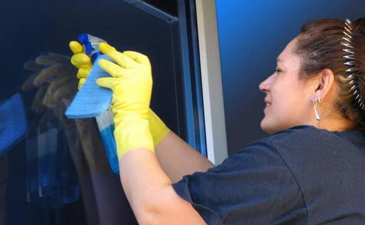 Una empleada de hogar realizando sus tareas en un domicilio