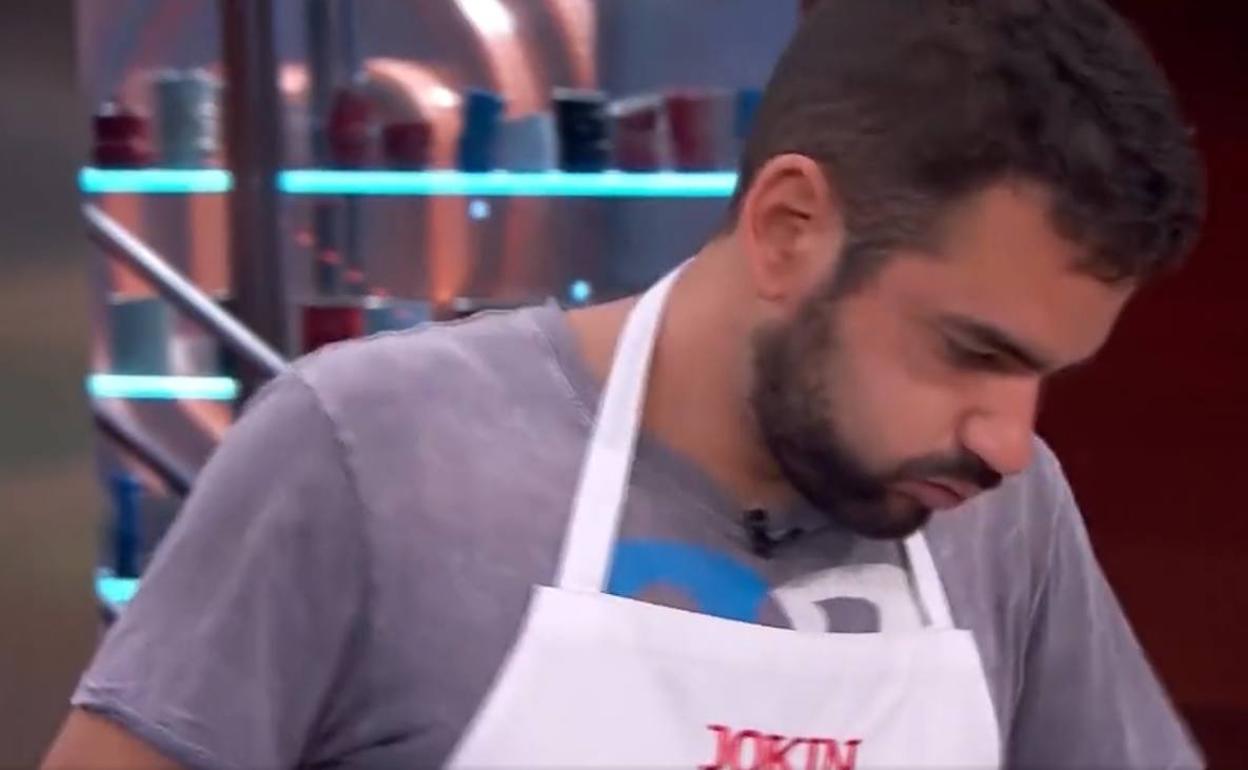 Jokin agobiado con la elaboración de la medusa en salazón.