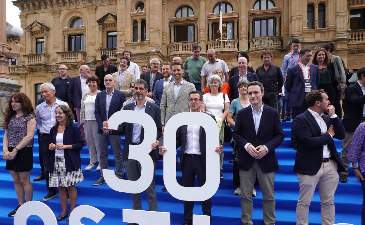 Autoridades de Gipuzkoa posan este miércoles en la terraza del Ayuntamiento de Donostia en la presentación del torneo. 