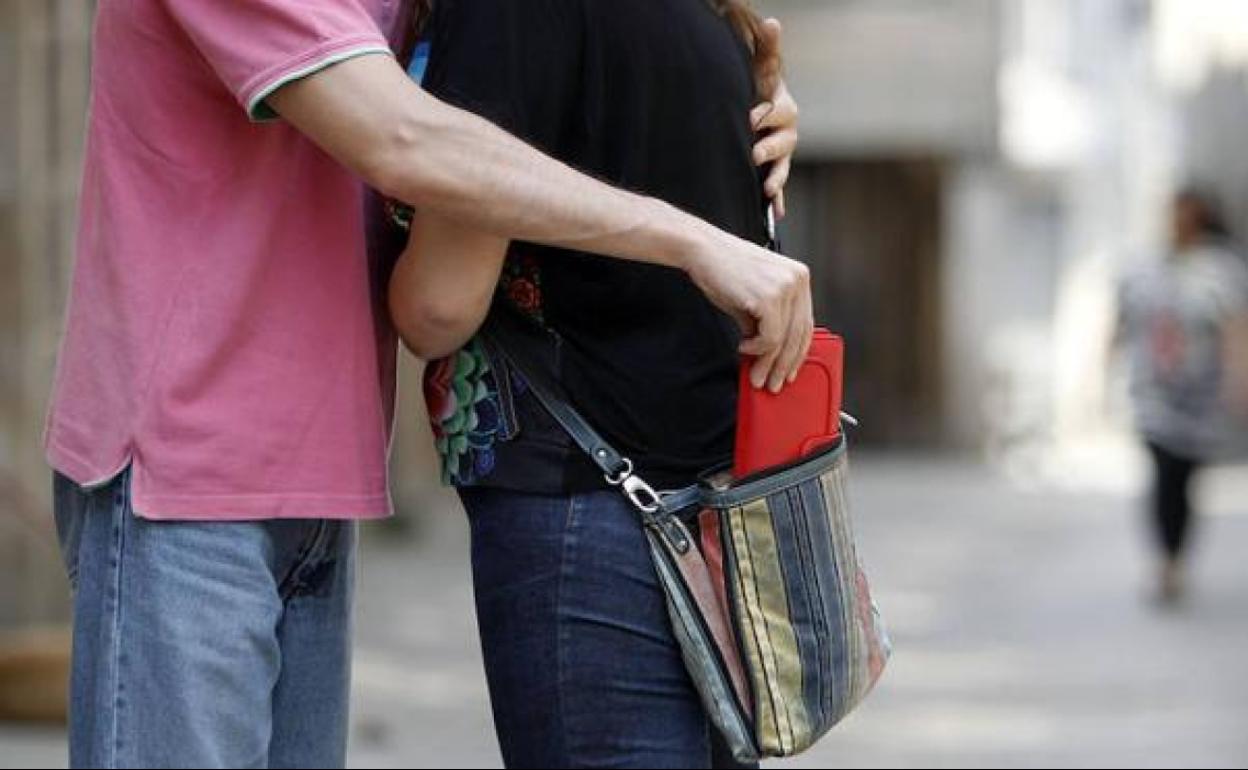 En las últimas semanas se han denunciado varios robos en Gipuzkoa con el sistema del abrazo.