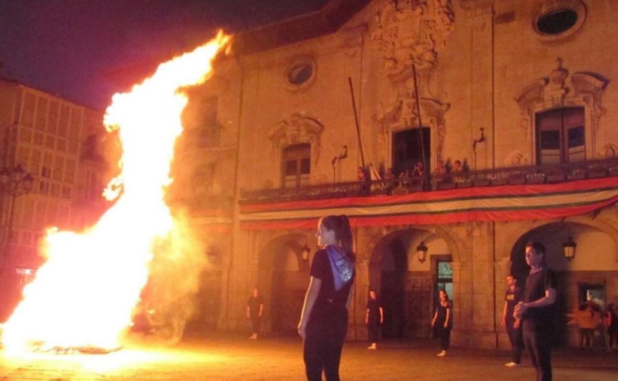 La plaza volverá a brillar con el fuego de la hoguera tras dos años de celebraciones reducidas. 