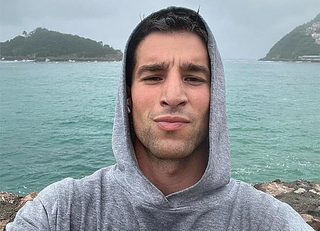 Carlos Alcaide ante la bahía de La Concha. 