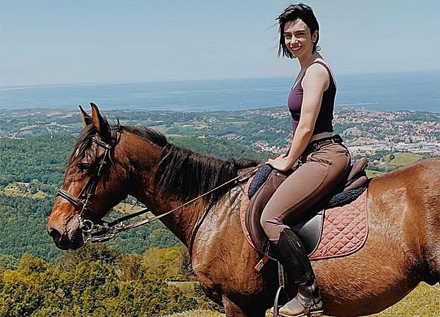 Claudia Riera con Irun y Hondarribia al fondo. 