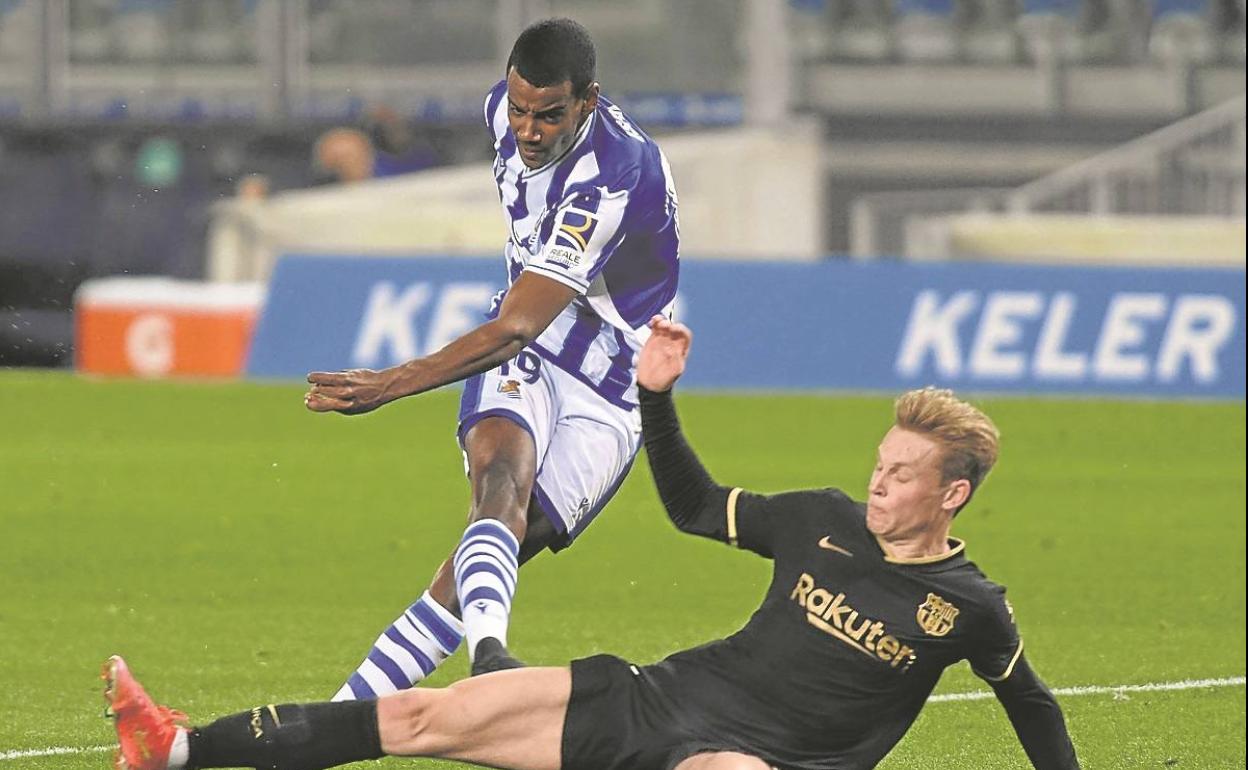 Isak chuta a portería ante la presión de Frenkie De Jong en el último partido en el Reale Arena. 