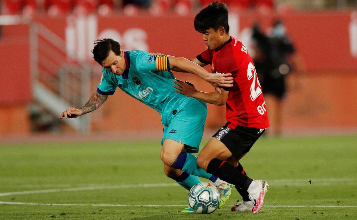 Take Kubo trata de arrebatarle el balón a Messi, su ídolo de la infancia. 