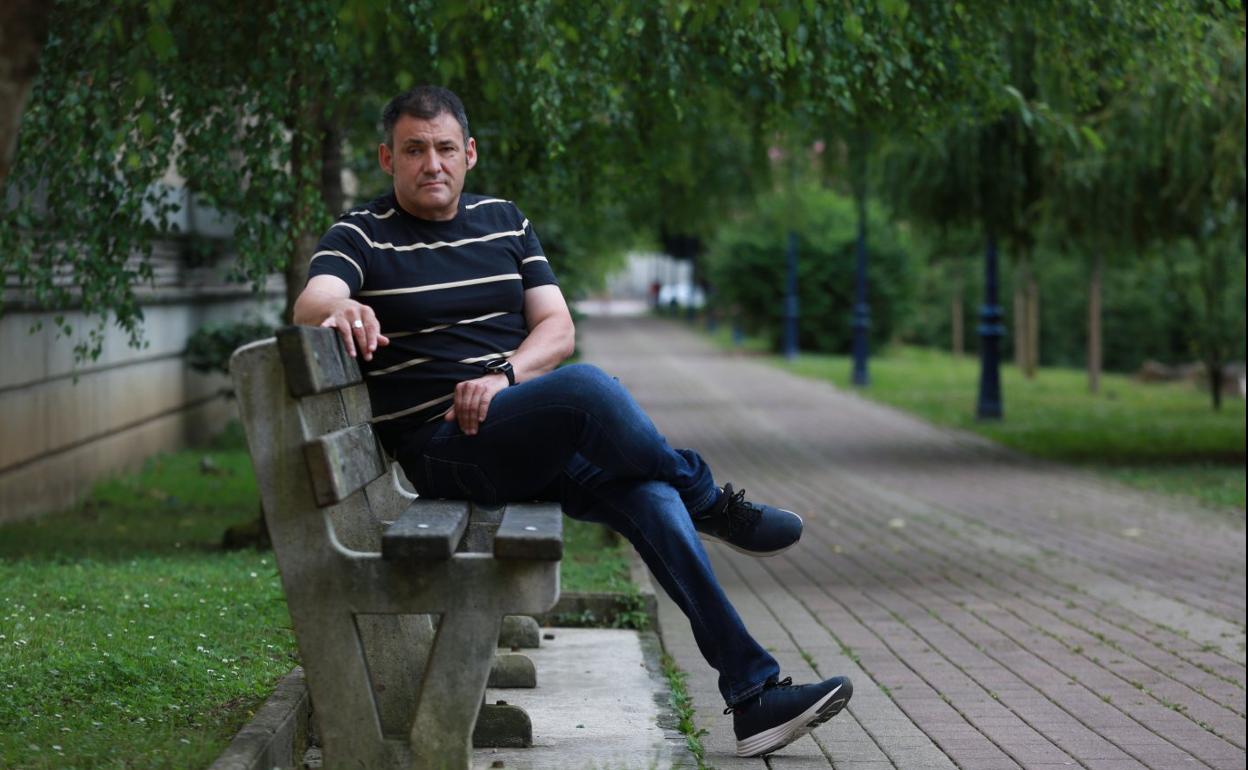 Alberto Muñagorri en el paseo de Fanderia, en Errenteria, localidad en la que sigue viviendo. 