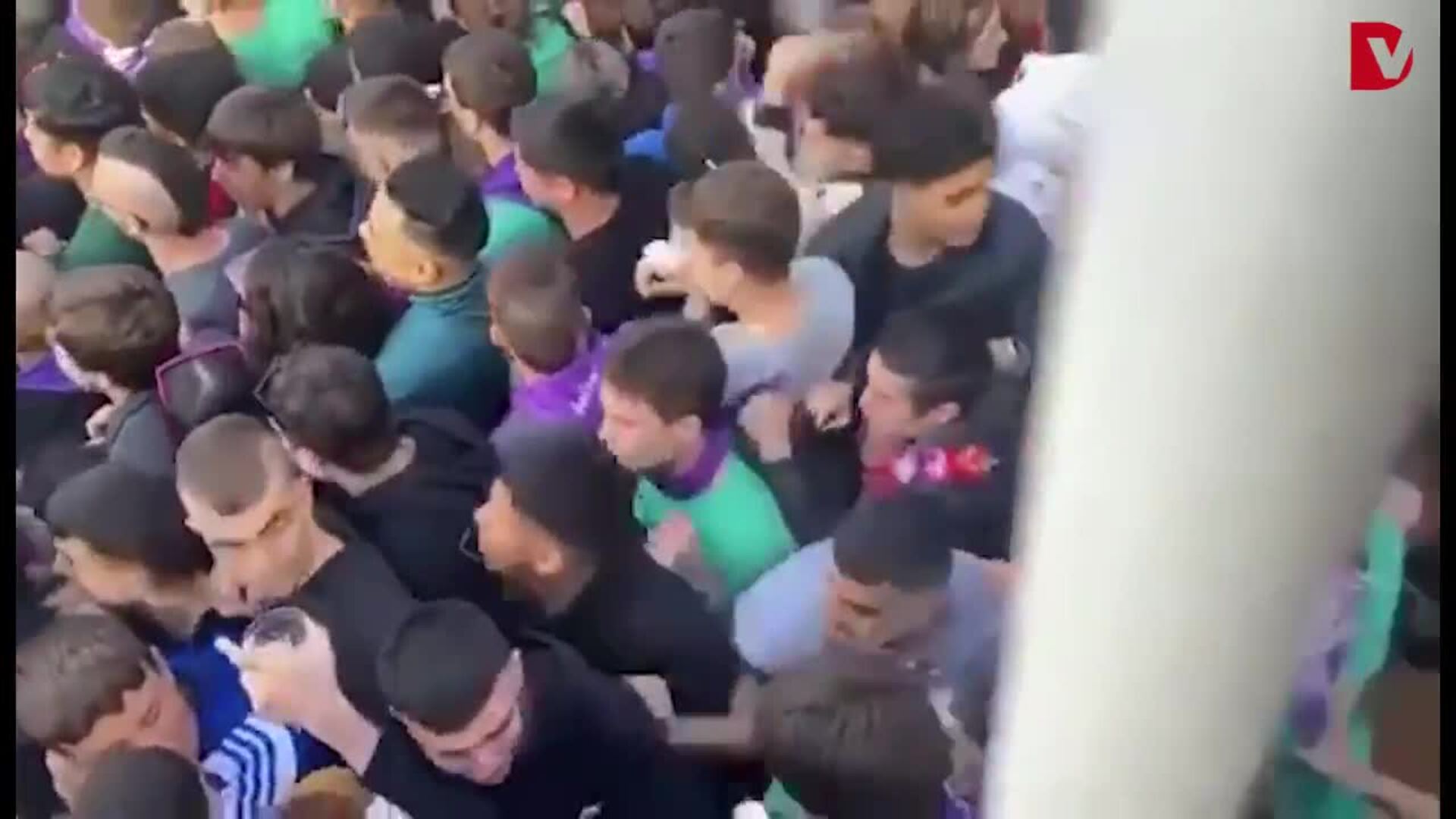 Así se ha formado la montonera en el callejón de la plaza de toros de Arrasate