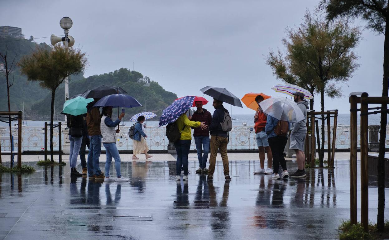 Los paraguas han sido un complemento indispensable este sábado.