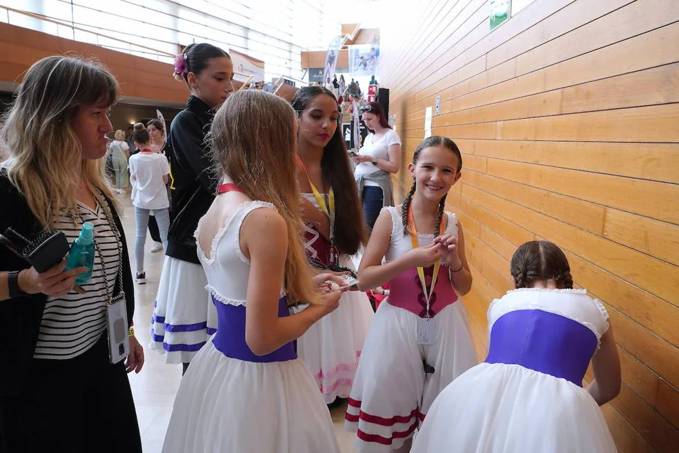 Algunas participantes esperan en el foyer del Kursaal su turno de competición.