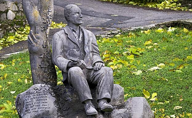 Orixeri eskainitako eskultura, bere jaioterrian. 