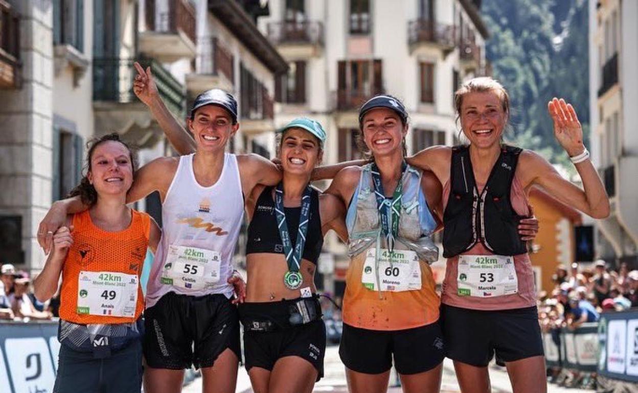 Sara Alonso, en el centro, tras llegar a la meta con las cuatro corredoras que han llegado tras ella.