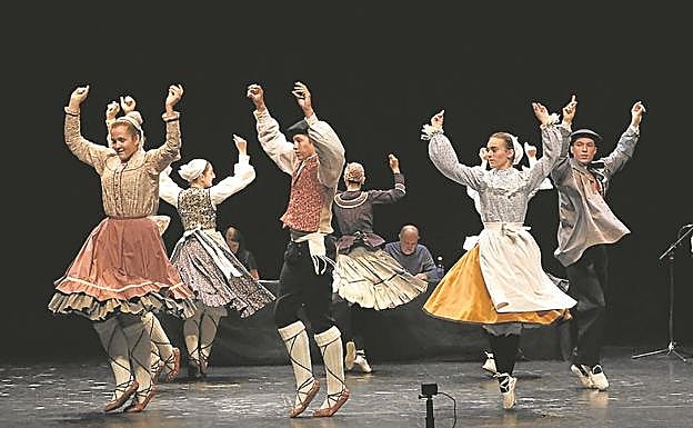 Dantzaris participantes en el campeonato bailando en grupo.
