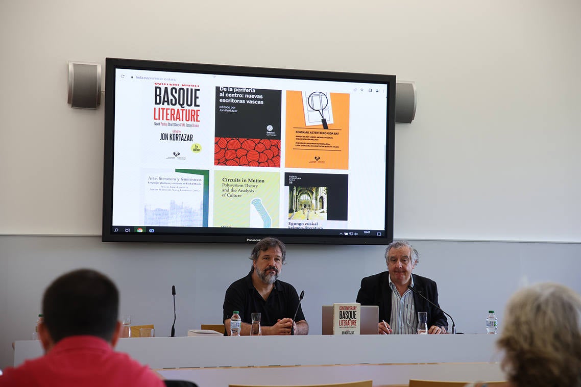 Xabier Irujo eta taldea zuzentzen duen Jon Kortazar.