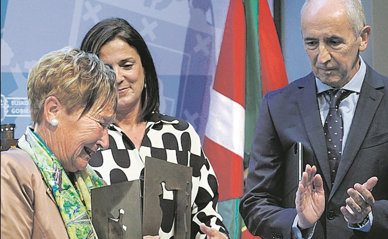 Erkoreka y Artolazabal entregan un recuerdo a la hermana del peluquero Sotero Mazo, asesinado por ETA. i