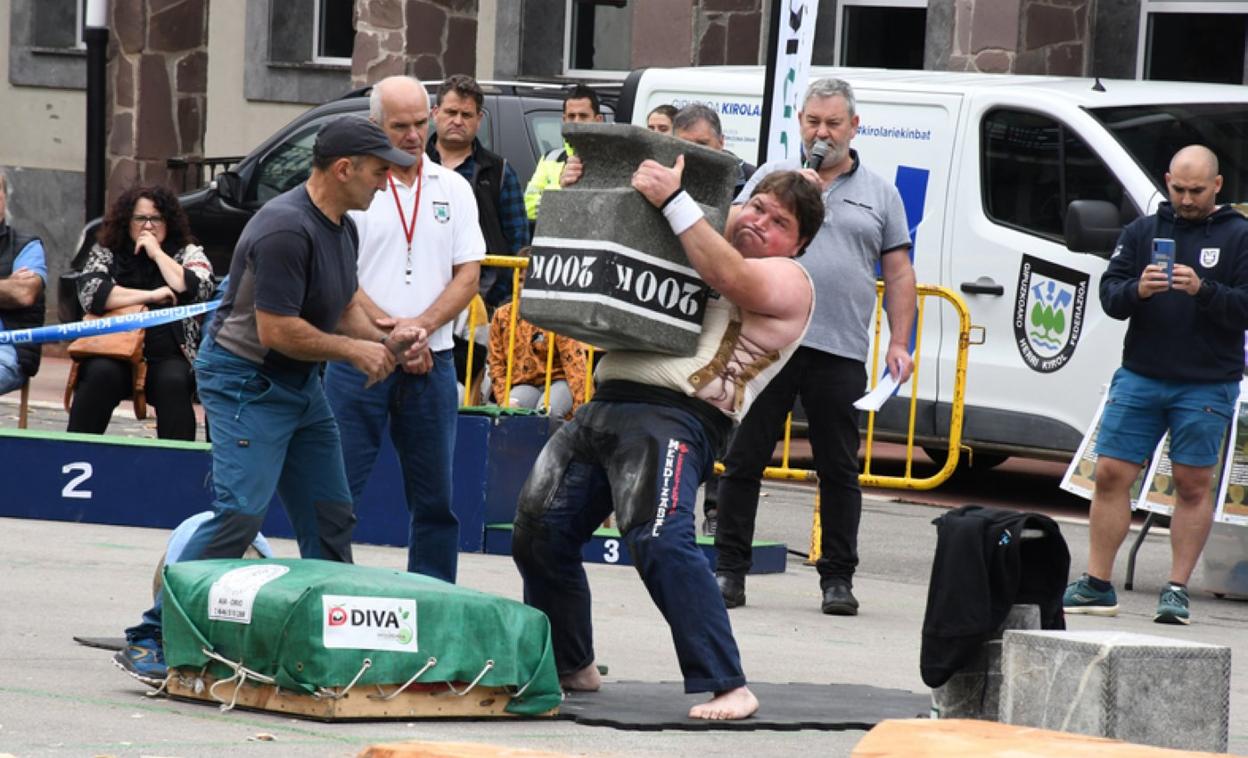 Aimar Irigoien 200 kiloko Agerre Harriarekin lanean. 