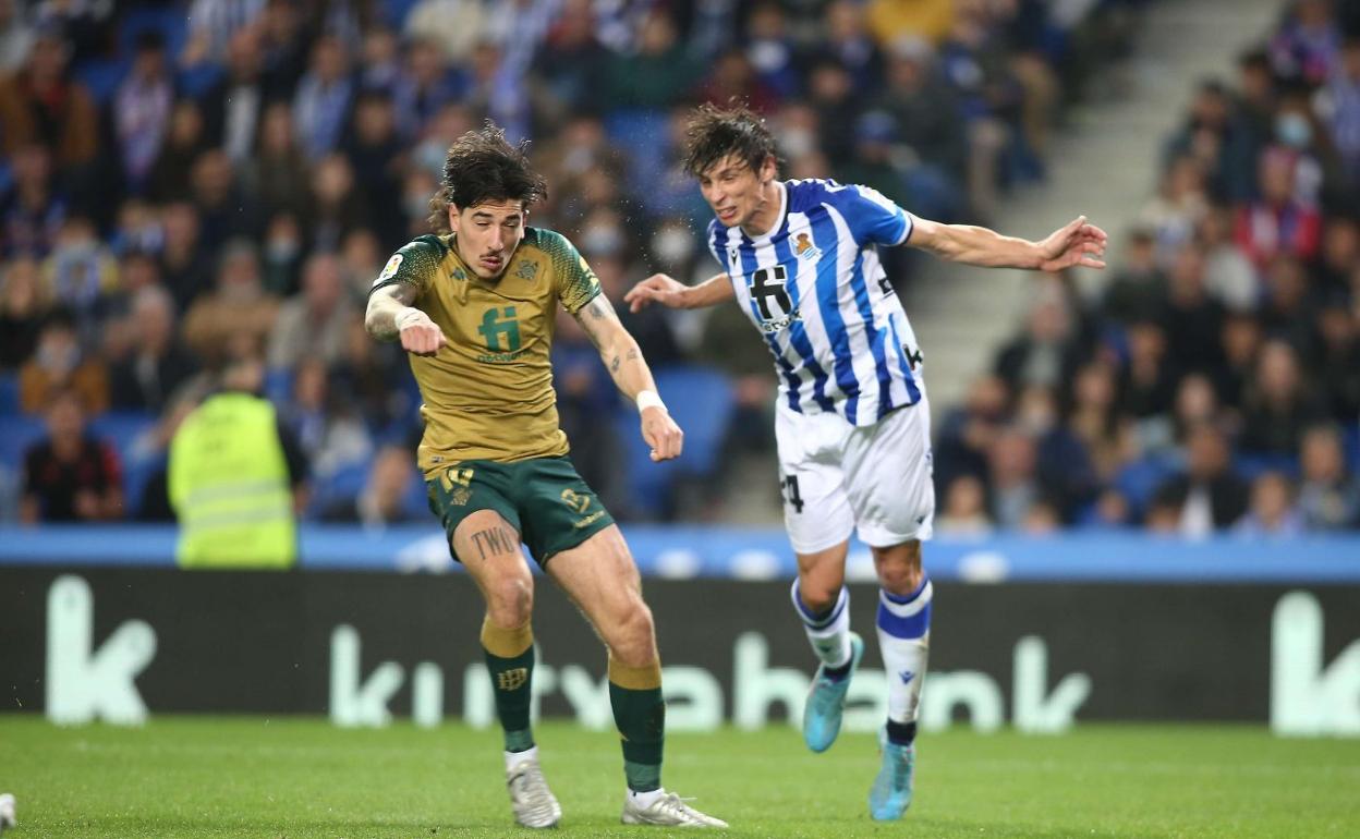 Bellerín y Le Normand saltan durante un partido en el Reale Arena. 