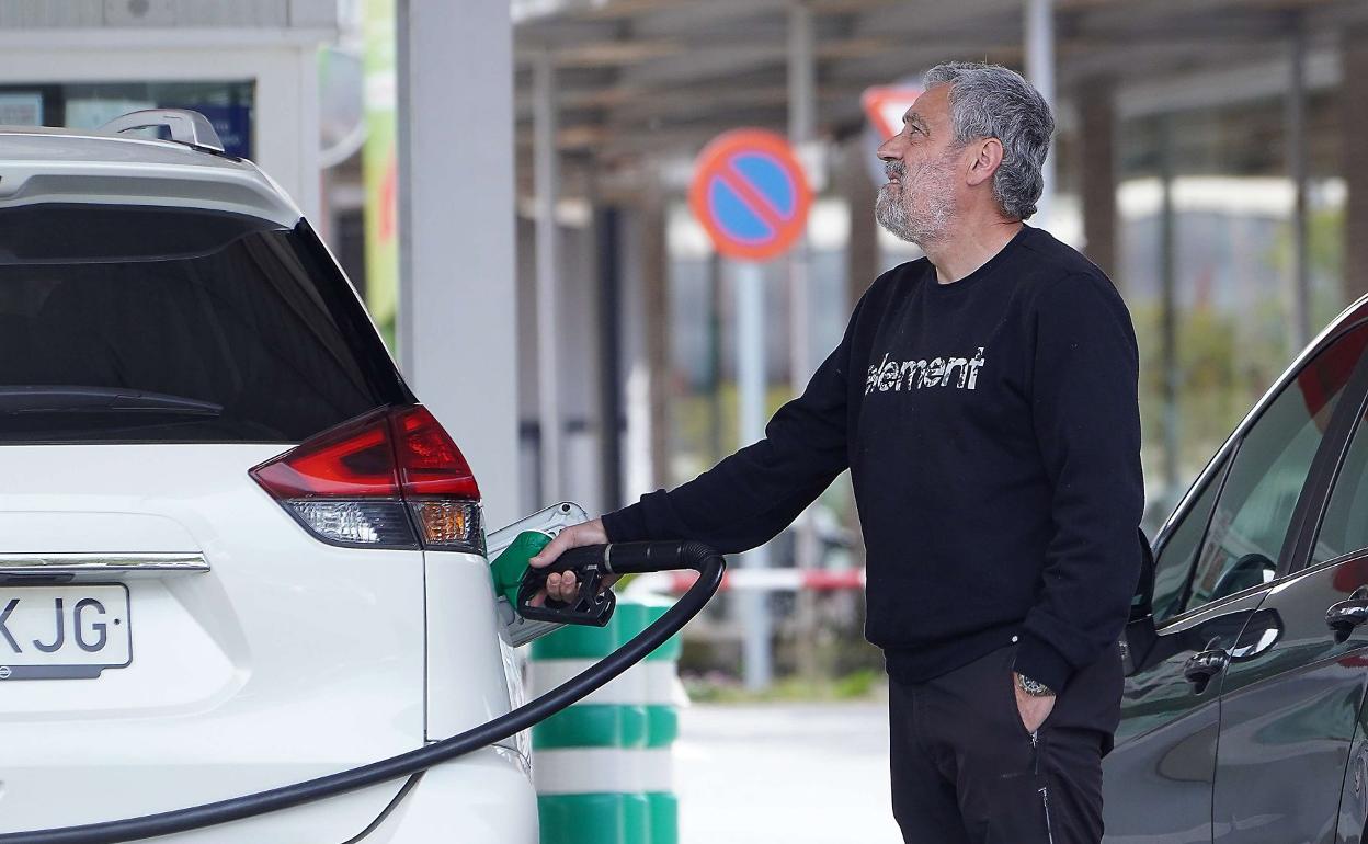 Un conductor reposta en una gasolinera de Gipuzkoa. 