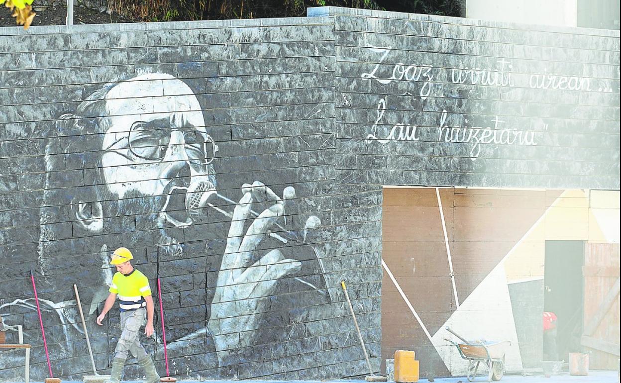 El mural con el retrato de Imanol vuelve a ser visible en Benta Berri tras las obras del Metro. 