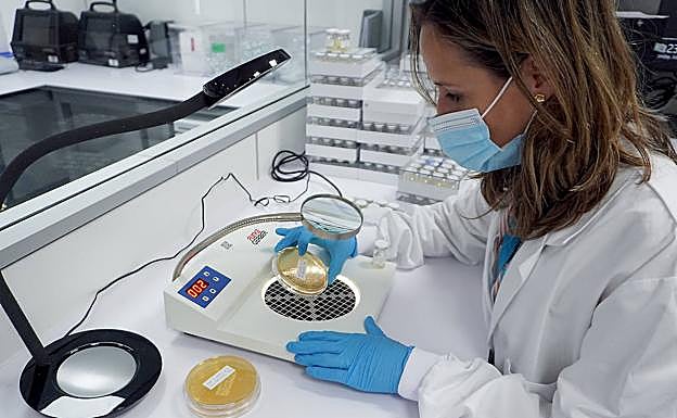 María Fernández, trabajadora de Viralgen. 