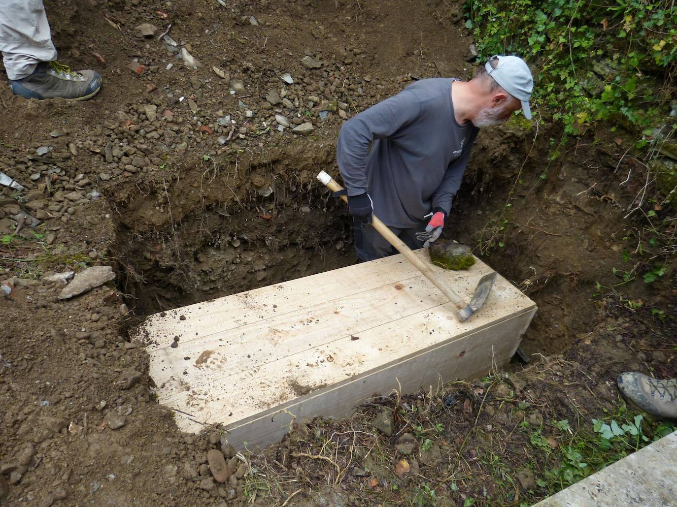 Los restos del gigante de Altzo son enterrados en el cementerio de su localidad.