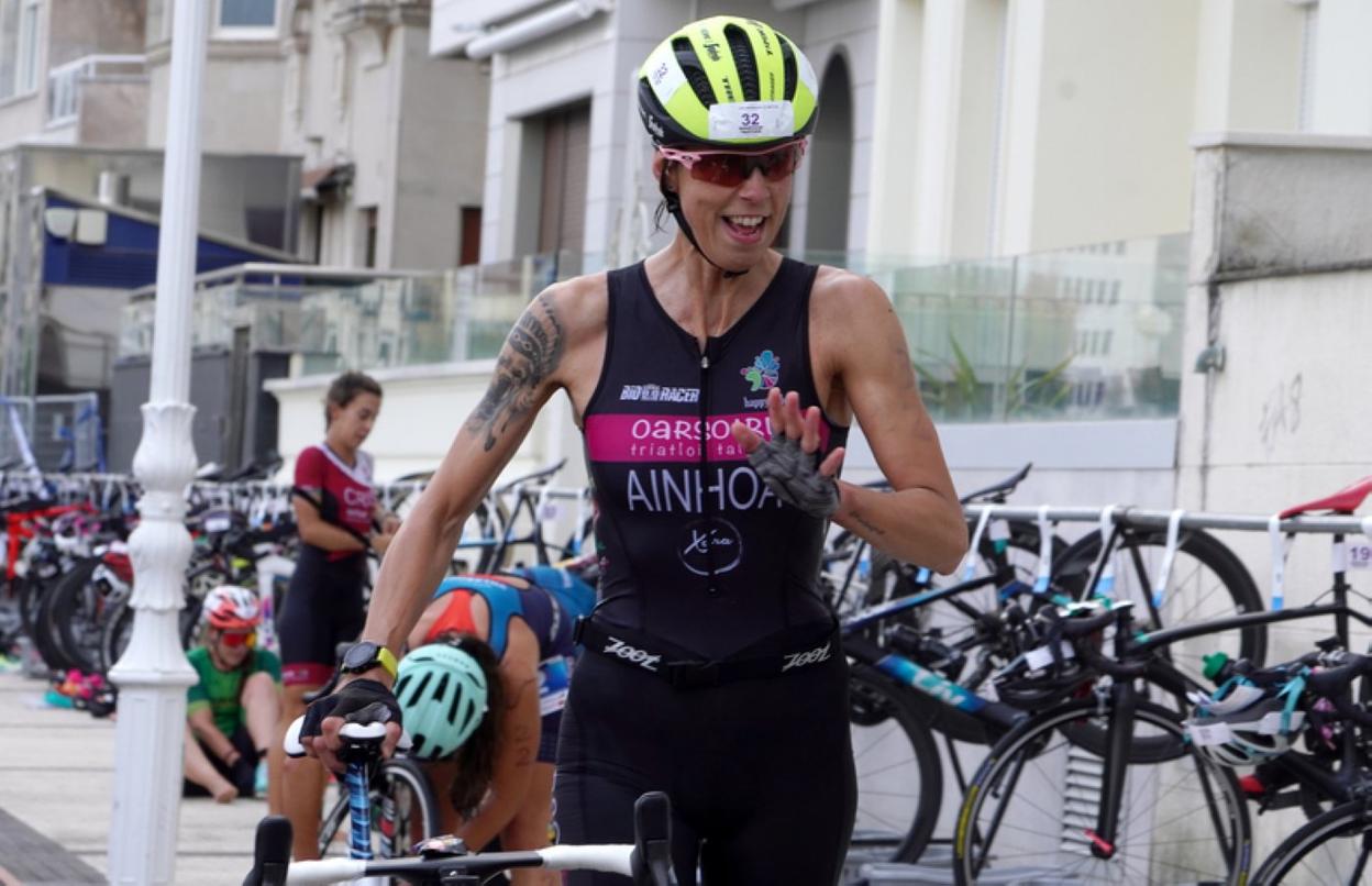 Arriba, Javier Ayestaran con la bicicleta; abajo, Xabier Chavarren y Ainhoa Etxegoien compitiendo con mucha seriedad. 